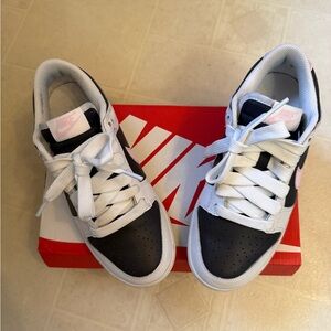 NIB RARE Nike Dunk Women’s Size 7 Youth Size 5.5 Grey/Pink/White